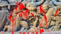 Отново заляха с червена боя паметника на Альоша в Бургас (СНИМКИ)