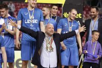 Тити Папазов подарил спечелената Купа на България по баскетбол на Лили Иванова
