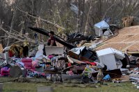 Издирват оцелели след торнадото в Мисисипи и Алабама