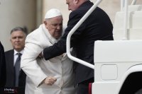 Молитви за здравето на папа Франциск отправят във Ватикана и Буенос Айрес