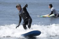 Близо до вълните: Най-възрастният сърфист е на 89 години (Снимки)