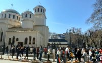 Дълги опашки се извиха пред храмовете във Варна на Цветница