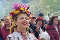В Ловеч отбелязаха Цветница с традиционния ритуал "По вода" и обявяването на "кумичка"
