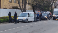 Акция в Казанлък - полицията претърсва автомобили, има задържани