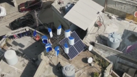 Млад ливанец произвежда електричество с вятърна турбина заради режима на тока в страната
