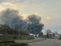 Голям пожар в индустриалната зона на Бургас, изгоряха три сервиза за автомобили