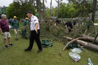Три дървета паднаха и прекъснаха Мастърс турнира по голф