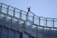Френският Спайдърмен изкачи 38-етажен небостъргач в Париж срещу пенсионната реформа