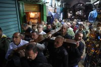 снимка 1 Хиляди православни християни изминаха Пътя на страданието в Йерусалим