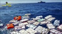 Италианската полиция откри 2 тона кокаин в морето край Сицилия (СНИМКИ)