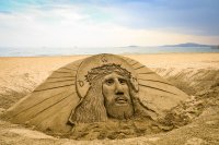 Пясъчна фигура на Иисус Христос на бургаския плаж (Снимки)