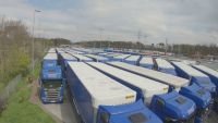 Вече 4 седмици шофьори на тирове стачкуват на магистрала в Германия