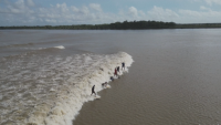 Сърфисти са в очакване на гигантска вълна в Бразилия