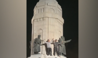 Поредна грозна проява: Вандали играят кючек върху паметника "Майка България" във Велико Търново