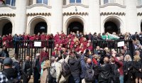 Прокурори и следователи излязоха на протест в цялата страна в защита на Гешев