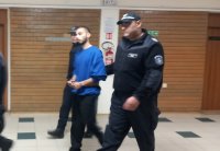 Оставиха в ареста младежа, обвинен в убийството на майка си в Ловеч
