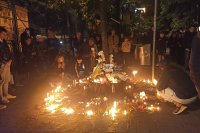 От нашите пратеници в Белград: Цветя и свещи пред училището в памет на жертвите