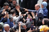 Екипът на БНТ в Истанбул пред секцията, където гласува президентът Ердоган