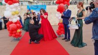 Изненадващо предложение за брак по време на баловете в Асеновград (СНИМКИ/ВИДЕО)