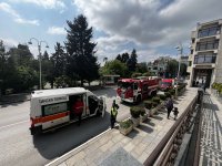 Пожар в сградата на Община Велико Търново, двама са пострадали (СНИМКИ)
