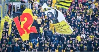 Фенове на Ботев Пловдив нахлуха на терена на „Колежа“ и съблякоха играчите след загубата от Локо Сф
