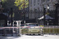 Кола се вряза в оградата на "Даунинг стрийт" 10 в Лондон (СНИМКИ)