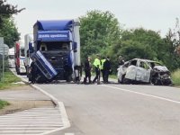 Двама души загинаха при тежка катастрофа на пътя Русе - Бяла, кола се блъсна в тир (СНИМКИ)