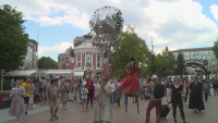 Приказен уличен парад зарадва децата във Варна
