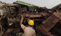 Стотици загинали и ранени при най-тежката влакова катастрофа в Индия за последните десетилетия (СНИМКИ)