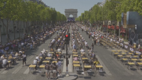 Диктовка на открито в Париж - 5000 участници на възраст между 10 и 90 години