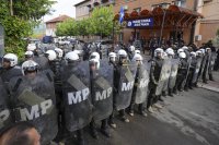 Сблъсъци в Северно Косово, полицията използва сълзотворен газ