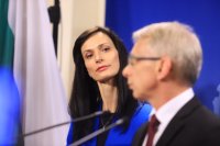 Ще се размразят ли преговорите? Мария Габриел и Николай Денков се срещат в НС днес