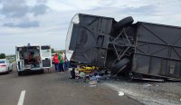 14 души пострадаха, след като автобус се преобърна на магистралата край Бургас