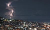 Предупреждение за проливни дъждове и градушки в цяла Гърция