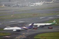Два пътнически самолета се сблъскаха на писта в Токио