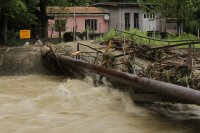 Наводнени къщи, кал и разрушения след валежите в Етрополе (Снимки)