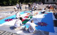 Деца от България и Северна Македония рисуват пред Народния театър (Снимки)