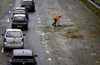 Буря връхлетя Нидерландия и части от Германия, двама души са загинали
