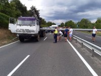 Затвориха пътя Бургас-Созопол заради инцидент с камион с кран