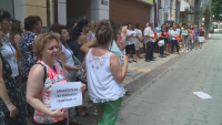 Служители на НОИ във Варна излязоха на мълчалив протест