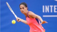 Изабелла Шиникова продължава на полуфиналите на двойки на турнир по тенис в Амстелвеен