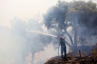 Български туристи ще продължат почивката си на остров Корфу въпреки пожарите