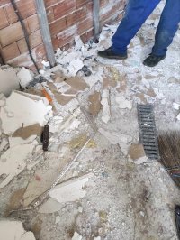 снимка 2 Група деца разруши съблекалнята на футболно игрище в Чепеларе