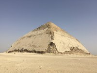 Скосената пирамида не се руши и е безопасна, увериха египетските власти