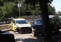 Такси с пътници удари паркирани коли в София, на шофьора му е прилошало
