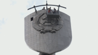 Премахват съветския герб от емблематичен паметник в Киев