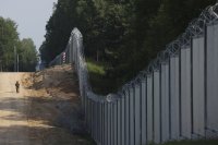 Полша разполага още 10 000 войници на границата с Беларус