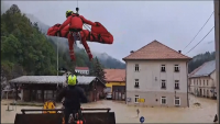 Спасителна акция с хеликоптер след наводненията в Словения