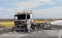 Тир изгоря на магистрала "Марица", движението в участъка Хасково - Харманли е ограничено