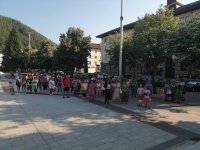 Жители на Мадан демонстрираха в защита на момичето от Стара Загора